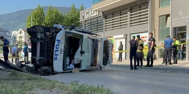 polis-araci-takla-atti-2-polis-yaralandi-siddete-ugrayan-kadini-kurtarmak-isterken-canlarindan-oluyo.webp