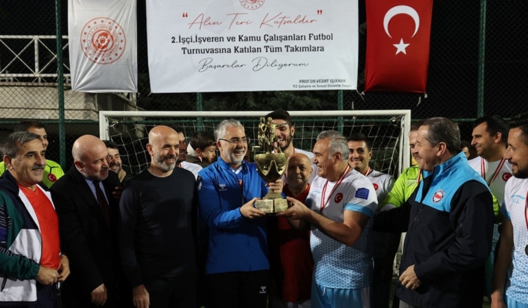 Asgari Ücret Açlık Sınırında, Bakan Futbola Daldı!