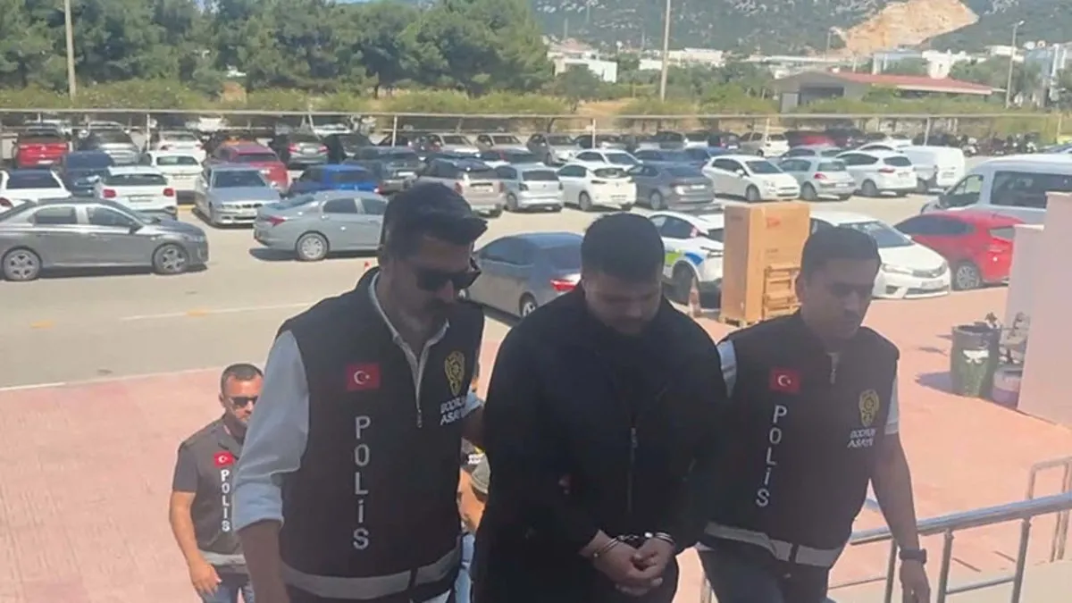 polisiz-yalaniyla-40-milyon-tl-dolandirdilar-5-kisi-tutuklandi-1749047840382.jpeg