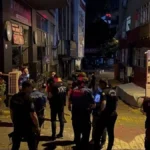 polise-bicakla-saldirdi-silahla-boyle-vurulduolay-anina-ait-yeni-goruntuler-ortaya-cikti-polise-bica.webp
