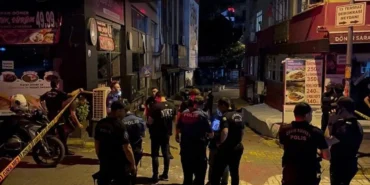 polise-bicakla-saldirdi-silahla-boyle-vurulduolay-anina-ait-yeni-goruntuler-ortaya-cikti-polise-bica.webp