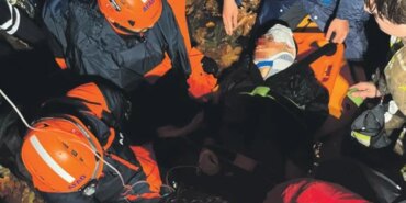 5-metreden-kayaliklara-dusen-16-yasindaki-cocuk-oldu-1764617610579.jpeg