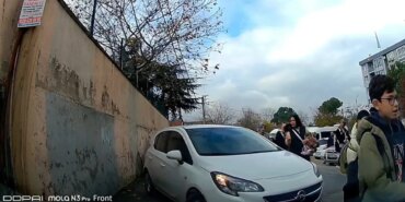 bursa-okuldan-cikan-ogrencilerin-uzerine-otomobilini-surdu-o-anlar-kamerada-1766820159909.jpg