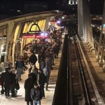 istanbulda-metro-arizasi-seferler-aksadi-duraklarda-yogunluk-olustu-1766601984792.jpeg