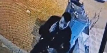 bursada-akilalmaz-hirsizlik-olayi-polis-kiligina-girip-3-milyonluk-vurgun-yaptilar-1769540606595.jpg