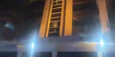 bursada-otel-yangini-mahsur-kalanlar-odalarin-camlarina-cikti-1768170731977.jpeg