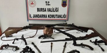 bursada-tarihi-eser-operasyonu-cok-sayida-silah-ve-obje-ele-gecirildi-1767710902443.jpg