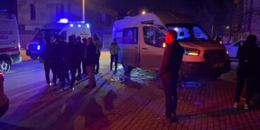 bursada-servis-minibusu-ile-otomobil-carpisti-9-yarali-1771115130079.jpg