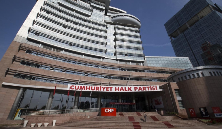 CHP Genel Başkanı Özgür Özel’in yaptığı son açıklamalar, parti içinde tutarsızlık tartışması yarattı.