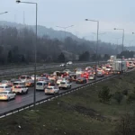 tatilciler-donus-yolunda-bayramin-son-gunu-trafik-yogunlugu-artti-o-noktalarda-uzun-arac-kuyruklari.webp