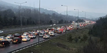 tatilciler-donus-yolunda-bayramin-son-gunu-trafik-yogunlugu-artti-o-noktalarda-uzun-arac-kuyruklari.webp