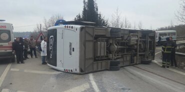 yalovada-iscileri-tasiyan-midibus-devrildi-olu-ve-yaralilar-var-1774425707771.jpeg
