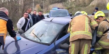 bursada-otomobil-bariyerlere-carpti-2-yarali-1776277145615.jpg