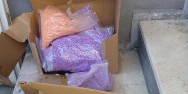 eyupsultanda-dev-uyusturucu-operasyonu-71-bin-650-adet-extacy-ele-gecirildi-1777450811188.jpg