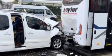 maltepede-hafif-ticari-arac-servis-minibusune-arkadan-carpti-1-yarali-1775628432601.jpg