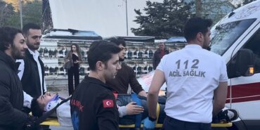 sislide-kaza-tesla-marka-otomobil-ile-motosiklet-carpisti-1-yarali-1777224753037.jpeg