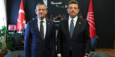 aday_cikisi_sonrasi_ozgur_ozel_ekrem_imamoglunun_kalemini_kirdi_1779199768_9669.jpg