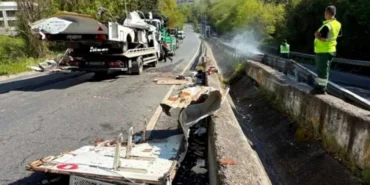 bariyerlere-carpan-karavan-paramparca-oldu-surucu-sikistigi-aracta-hayatini-kaybetti-1778159630588.j.webp
