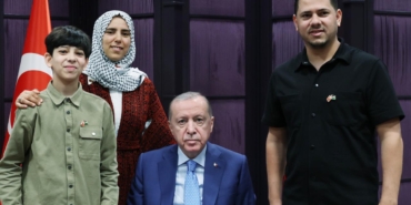cumhurbaskani_erdogan_gazzeli_ebu_cezer_ve_ailesini_kabul_etti_1779105620_9194.jpg
