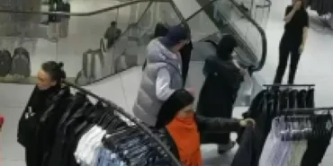 son-dakika-alisveris-merkezinin-kabusu-oldular-2-kadinin-cep-telefonunu-calan-supheliler-boyle-yakal.webp