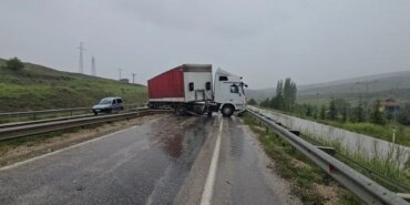 yagis-faciaya-yol-acti-tir-ile-minibus-carpisti-11-yarali-1779283178823.jpg