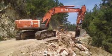 antalya-da-buyuksehir-ekiplerinden-yol-mesaisi-1780407615-708_large.webp.webp