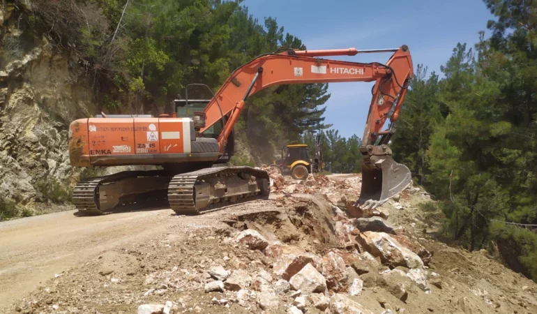 antalya-da-buyuksehir-ekiplerinden-yol-mesaisi-1780407615-708_large.webp.webp