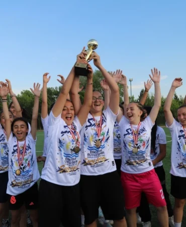 eskisehir-buyuksehir-spor-kulubu-kupayi-kaldirdi-1780407826-158_large.webp.webp