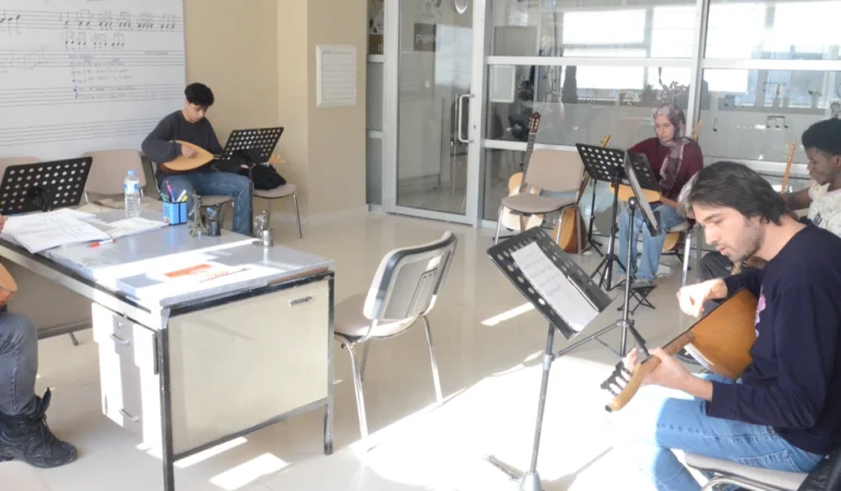 Malatya’da Bağlama Kursu, Kültürleri Buluşturuyor
