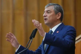 son-dakika-magdur-chpliler-ozgur-ozelden-hesap-sordu-yolsuzluk-pik-yapmis-sen-once-kendi-kapinin-onu.webp