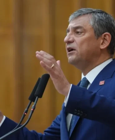 son-dakika-magdur-chpliler-ozgur-ozelden-hesap-sordu-yolsuzluk-pik-yapmis-sen-once-kendi-kapinin-onu.webp